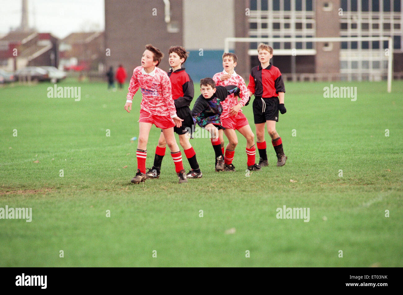 Nab Eston (rose) v grande grange (noir et rouge), sous 11's match de football à Eston Recreation Ground. 19 novembre 1995. Banque D'Images