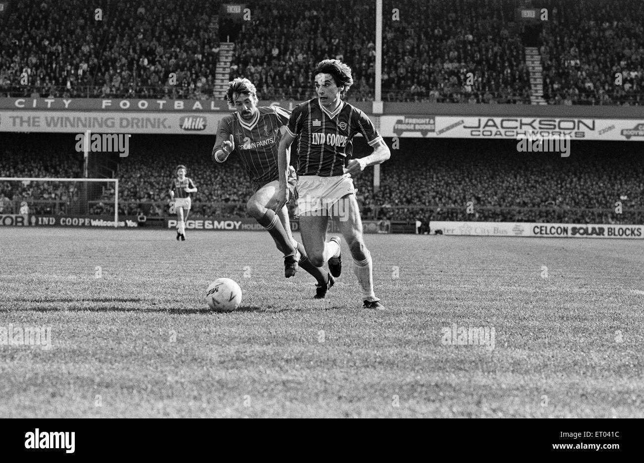 Division de la Ligue anglaise un match à Filbert Street. Leicester City 0 v Liverpool 1. Le Leicester Alan Smith avec Liverpool's Mark Lawrenson. 6e avril 1985. Banque D'Images