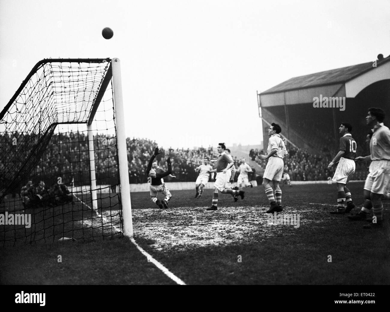 Division de la Ligue anglaise l'un match à la vallée. 2 Charlton Athletic v Manchester City 1. Charlton attaquant Sam Bartram effectuant des acrobaties pour garder l'attaque latérale à la baie. 5 décembre 1953. Banque D'Images