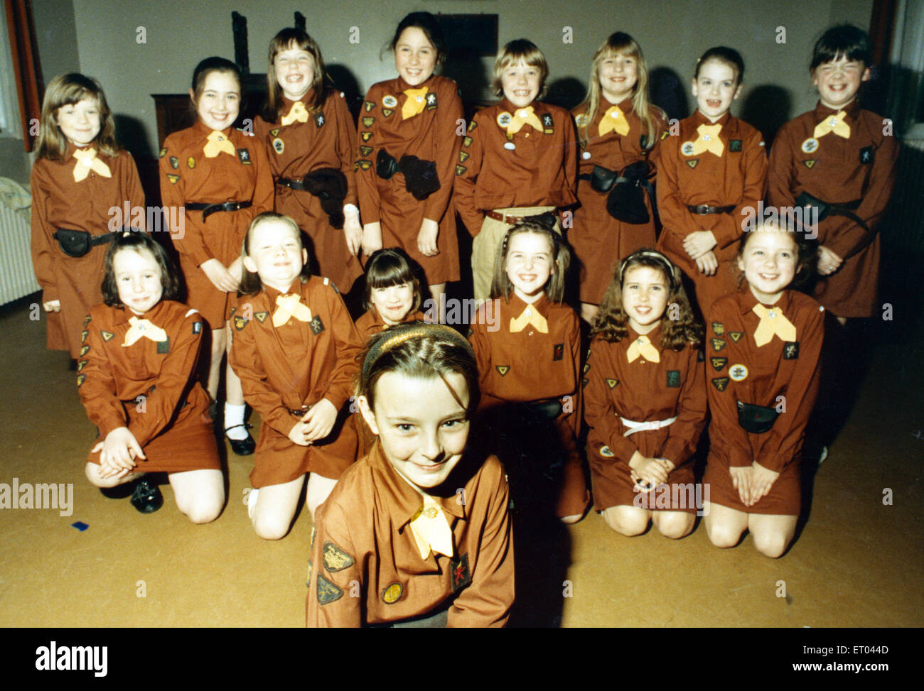 Prendre soin des Jeannettes avait une tasse d'acclamer l'organisme de bienfaisance après une matinée de café. Des membres du 3e Hutton Rudby pack ont été en mesure de remettre à l'¿56,40 Teesside Hospice Care Foundation à la suite de leurs efforts. Le matin café de collecte de fonds a eu lieu à Hutton Rudby chapelle où bon artisanat et de gâteaux faits par les Brownies étaient également en vente. Photos est Alexandra Semain (avant) avec le reste de la meute. 19 mars 1990. Banque D'Images