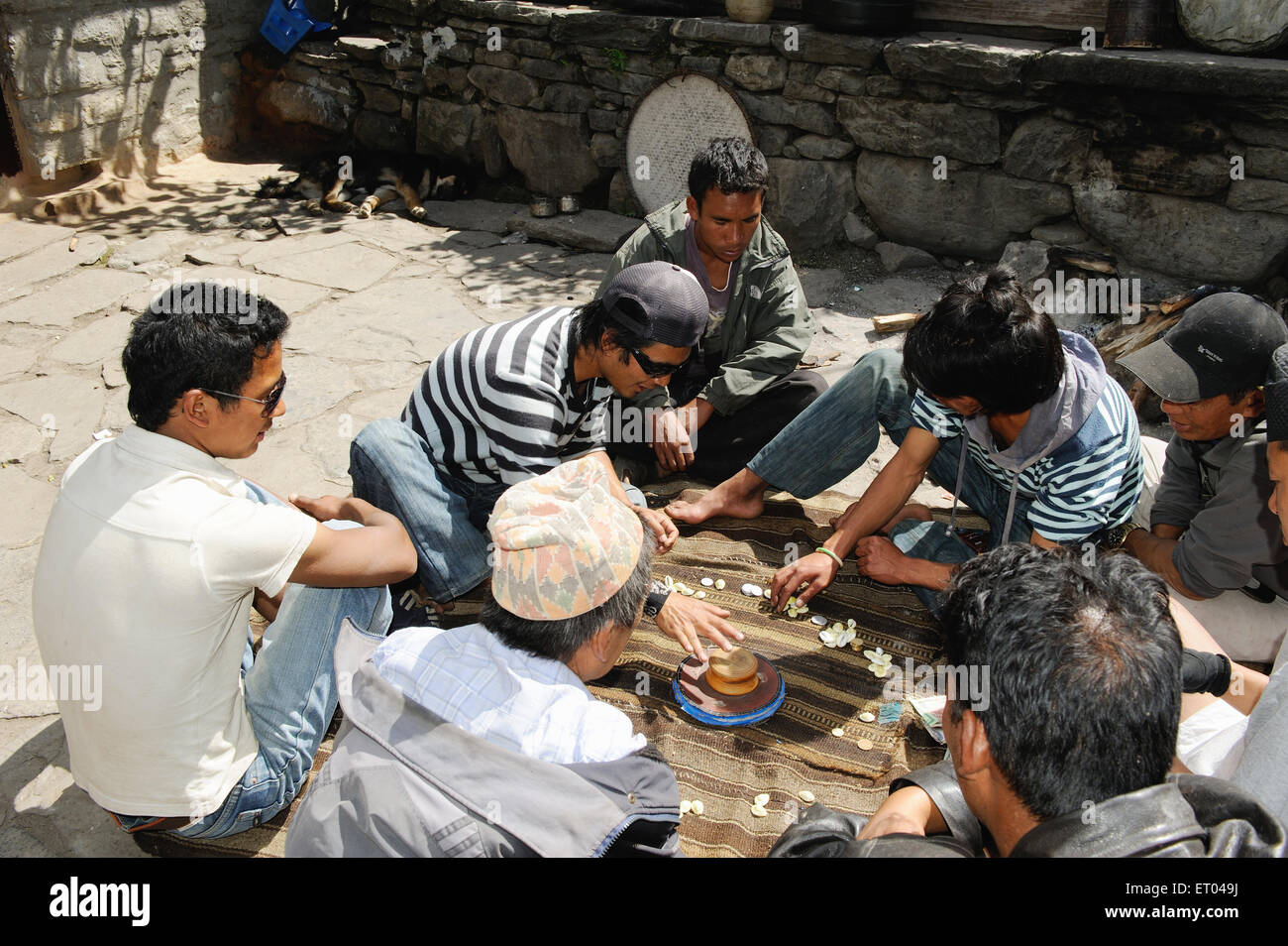 Les gens jouant avec des coquillages ; Népal ; Asie NOMR Banque D'Images