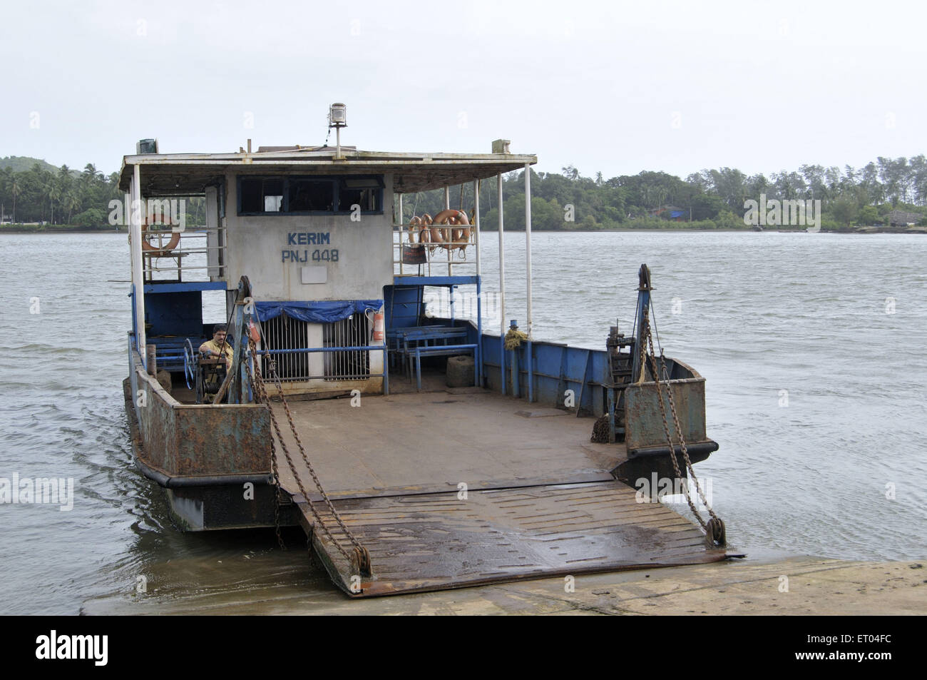 Ferry boat sur la rivière Tiracol Tiracol à Goa en Inde Banque D'Images