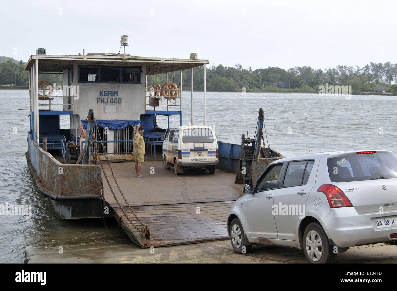 Ferry boat sur la rivière Tiracol Tiracol en Inde à Goa Banque D'Images