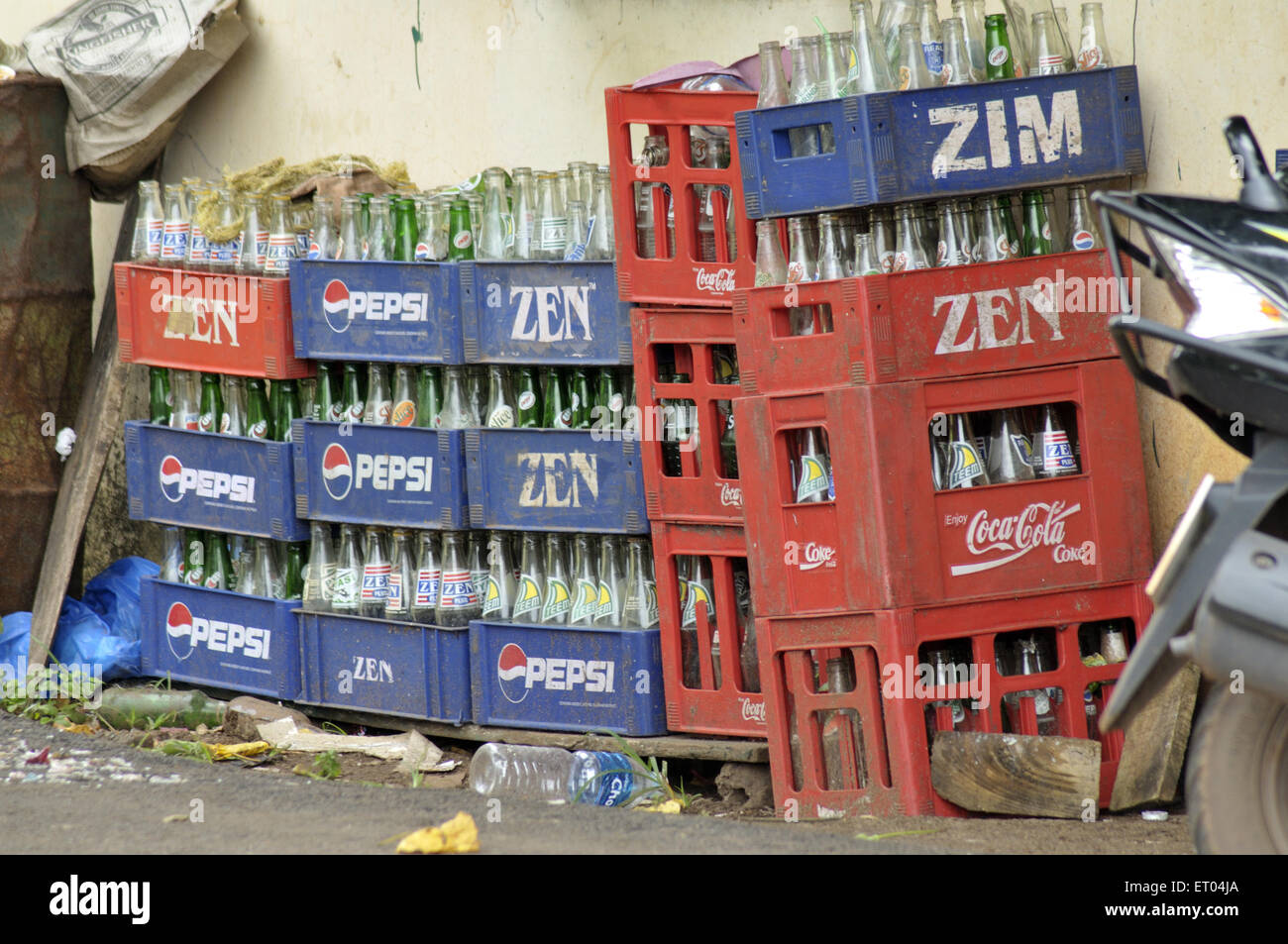 Les bouteilles en verre vides Tiracol à Goa en Inde Banque D'Images