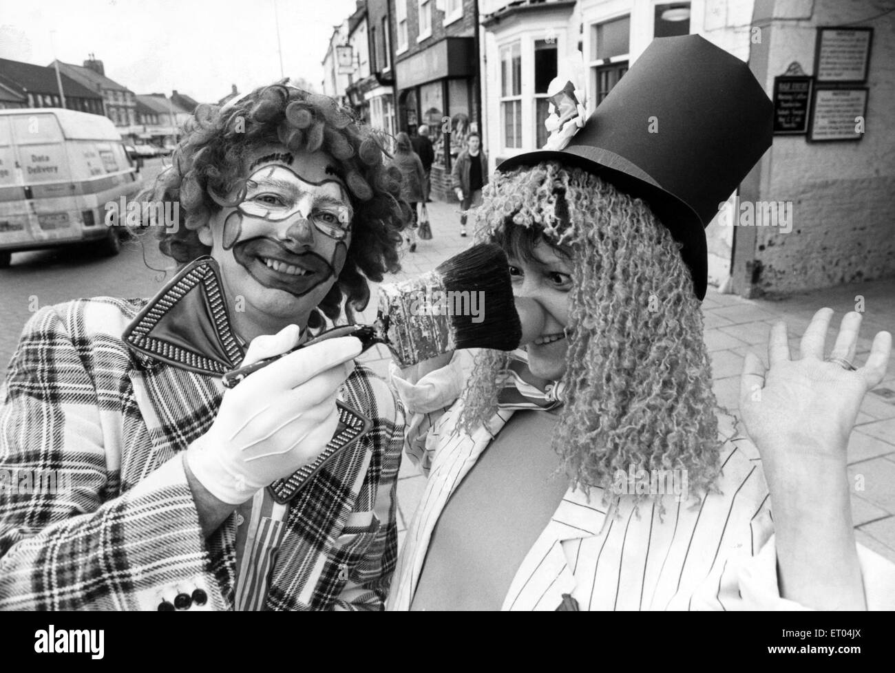 40-year-old Alyn Mitchinson prend une journée de congé de travail pour recueillir de l'argent pour Comic Relief en prenant à Northallerton High Street avec un pot de peinture rouge pour donner aux gens instant nez rouge. Alyn espère sensibiliser ¿300 pour l'organisme de bienfaisance. 10 mars 1989. Banque D'Images
