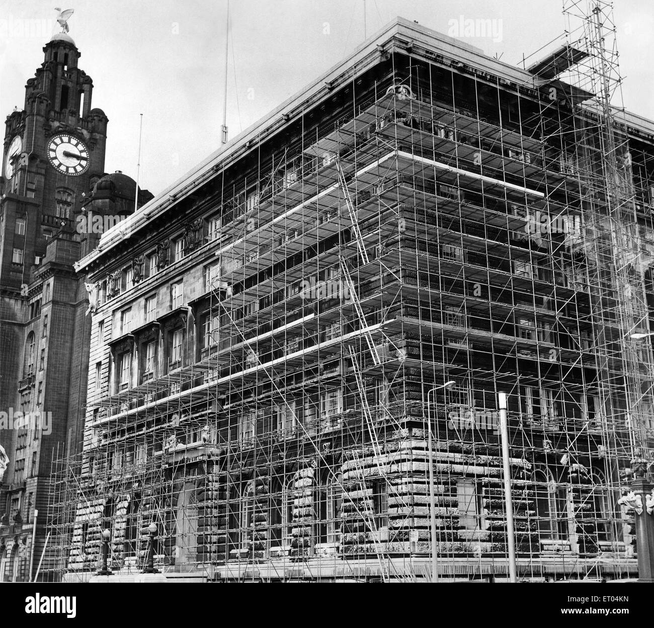 La Cunard Building, un immeuble de bureaux dans la région de Liverpool, Merseyside, avoir un nettoyage. 31 mai 1971. Banque D'Images