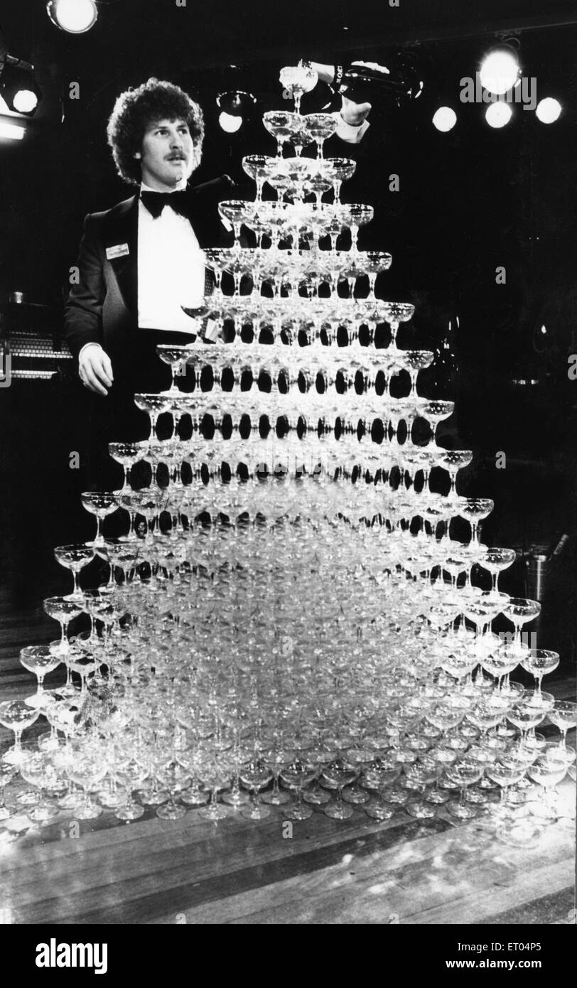 La fontaine de champagne devient pop à Rotters club de nuit à Liverpool, avec plus de 700 verres complété avec 14 litres de champagne facilement fracassant le record précédent. Notre photo montre Alex Gee de la mise à niveau de la fontaine. 20 Mars 1980 Banque D'Images