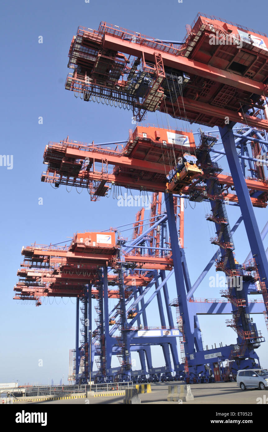 Contrepoids de grues pour le déchargement des navires dans le port de pipavav Gujarat Inde Banque D'Images