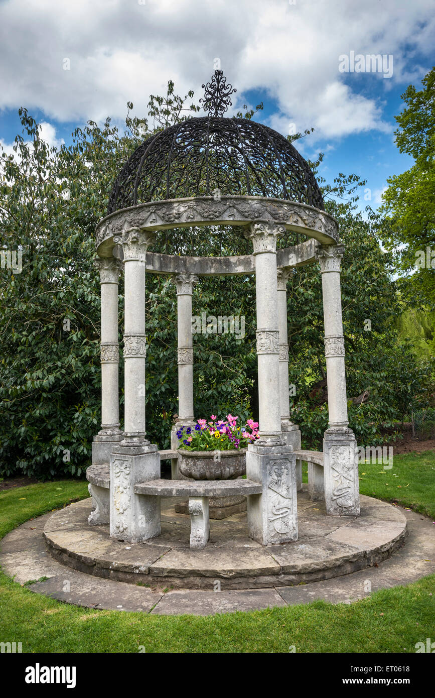 Jardin de pierre dans les jardins du siège de Cholmondeley Castle dans le Cheshire. Banque D'Images