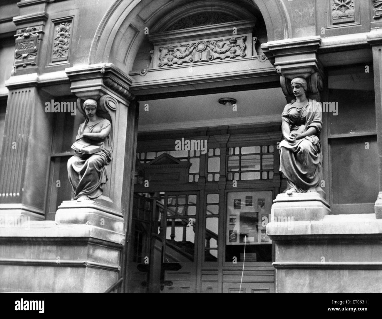 (Vieux) Bibliothèque Centrale, Hayes, Cardiff, Trinity Street entrée principale, statues, sculptées par William W Taylor, inspirée par sa femme, et représentant l'étude et la rhétorique. Autrefois connu sous le nom de la bibliothèque libre de Cardiff. Sur la photo le 1er mars 1965. Banque D'Images