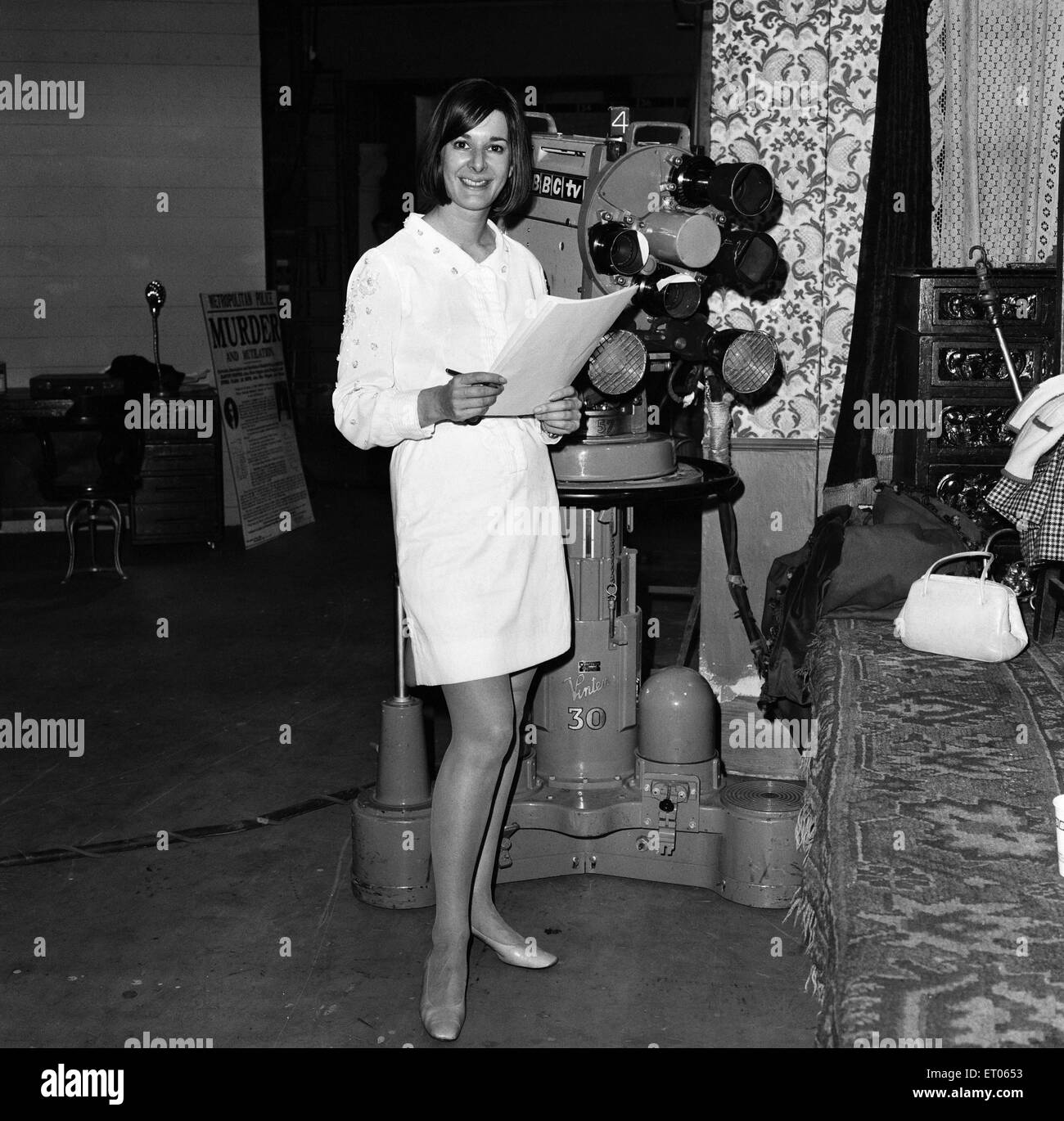 Verity Lambert photographié à l'administration centrale de BBC TV, Shepherds Bush. Verity est un producteur de télévision. 25 juillet 1968. Banque D'Images Verity Lambert photographié à l'administration centrale de BBC TV, Shepherds Bush. Verity est un producteur de télévision. 25 juillet 1968. Banque D'Images