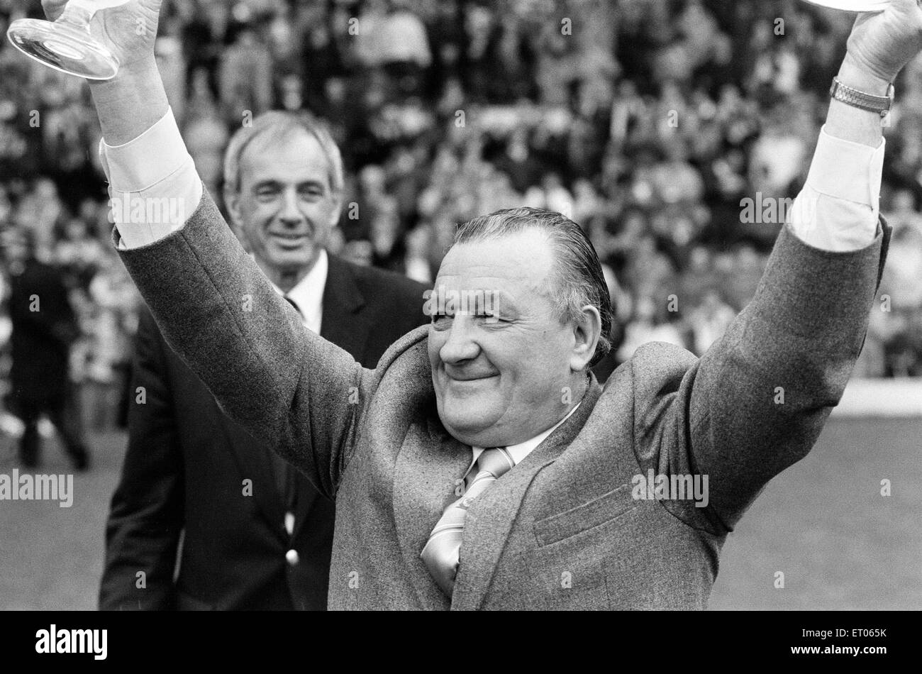 Division de la Ligue anglaise un match à Anfield. 1 Liverpool Aston Villa v 1. Manager de Liverpool Bob Paisley est reçu un prix pour son dernier match en charge de Liverpool à Anfield, en reconnaissance de ses services au club et devenir gestionnaire britanniques les plus couronnés de succès. 7e mai 1983. Banque D'Images