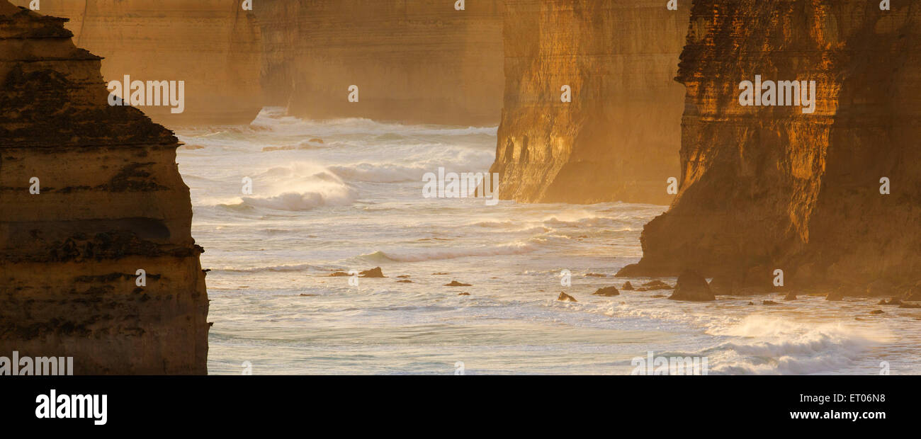Falaises de grès robuste et des vagues près de Port Campbell, Great Ocean Road, Victoria, Australie Banque D'Images