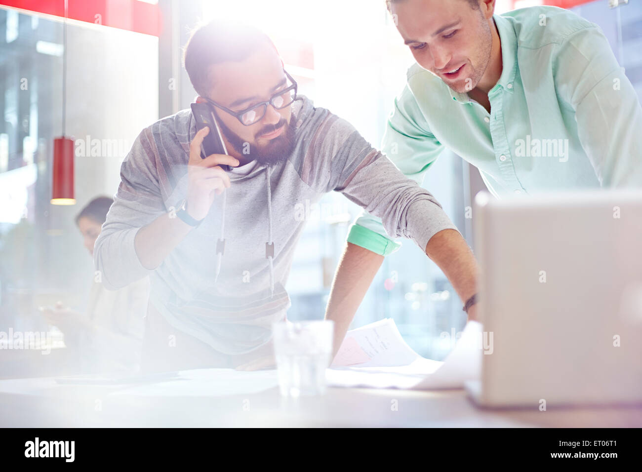 D'affaires créatifs reviewing blueprints Banque D'Images