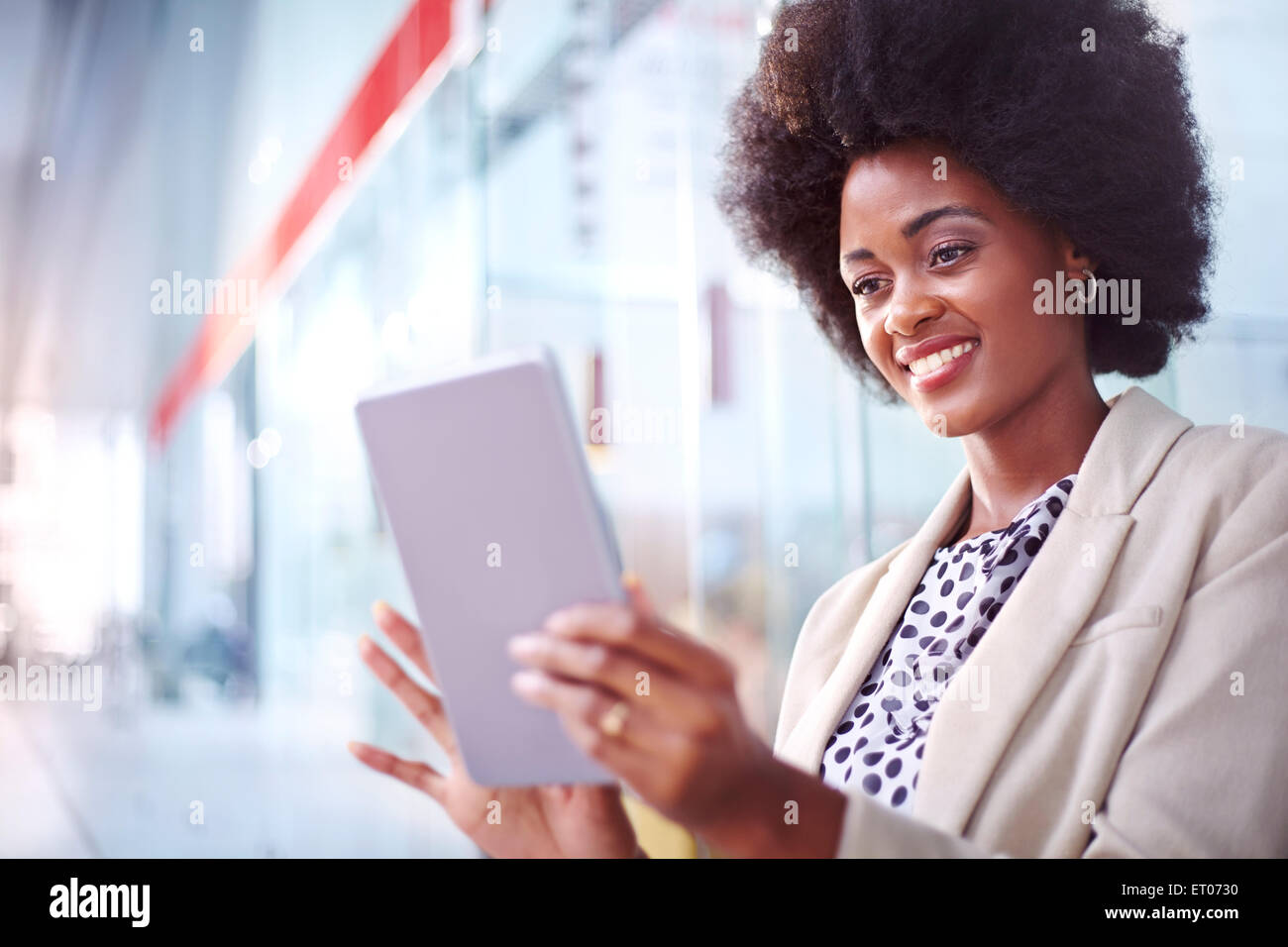 Smiling businesswoman using digital tablet Banque D'Images