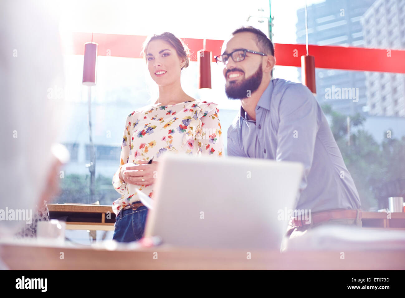 Business people smiling in meeting Banque D'Images