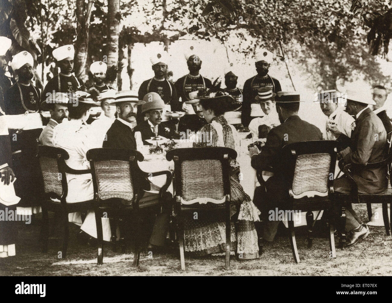 Hommes et femmes britanniques assis manger servis par des hommes indiens, Inde, Asie, Indien, asiatique, ancienne image vintage 1800s Banque D'Images