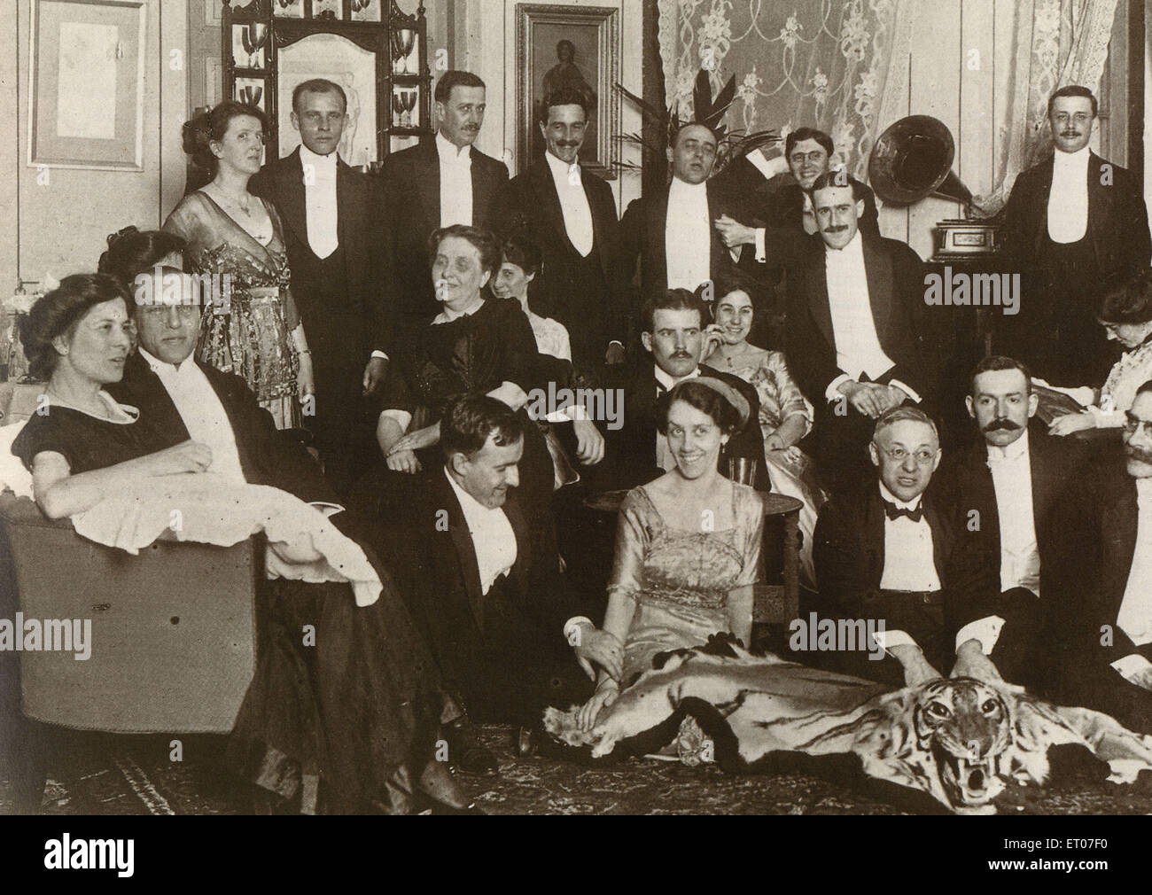 Hommes et femmes britanniques, photo de groupe, assis sur la peau de tigre, Inde, Asie, ancienne image vintage des années 1900 Banque D'Images