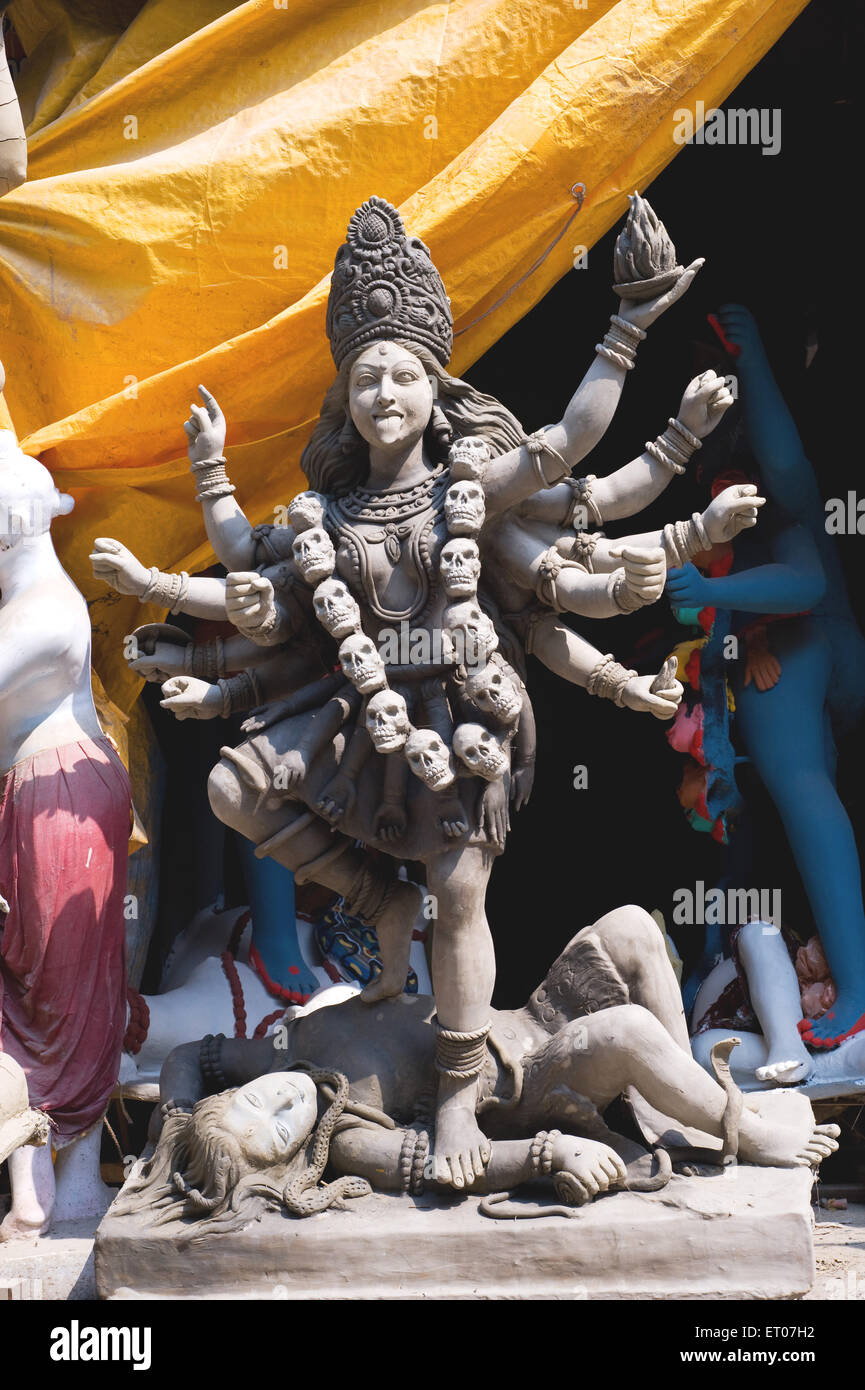 La Déesse Kali portant guirlande de crânes tuant daemon statue d'argile à Kumartuli Calcutta Kolkata, Bengale occidental en Inde Banque D'Images
