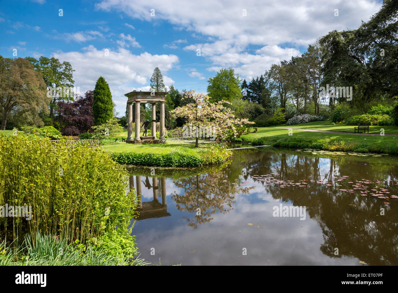 Scène romantique à Cholmondeley Castle Gardens dans le Cheshire, en Angleterre. Banque D'Images