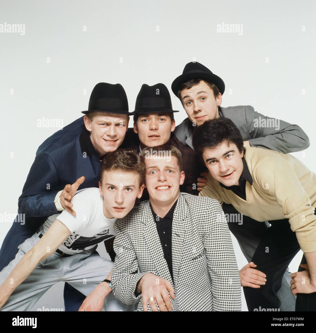 Groupe pop Madness poser dans le Daily Mirror Studio, moins les états Lee Thompson. 11 février 1980. Banque D'Images