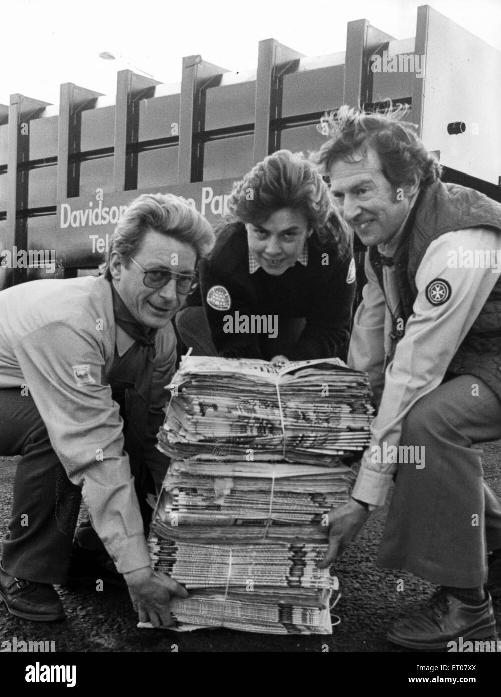 Anciennes nouvelles sont de bonnes nouvelles pour les scouts à Stockton et Thornaby, pour qu'ils bénéficient d'un nouveau conseil, système de collecte des déchets de papier run qui a démarré cette semaine. La prise d'une charge (l-r) Carl Dalton, le Chef Scout, Sue Amos, Scout Comm Banque D'Images