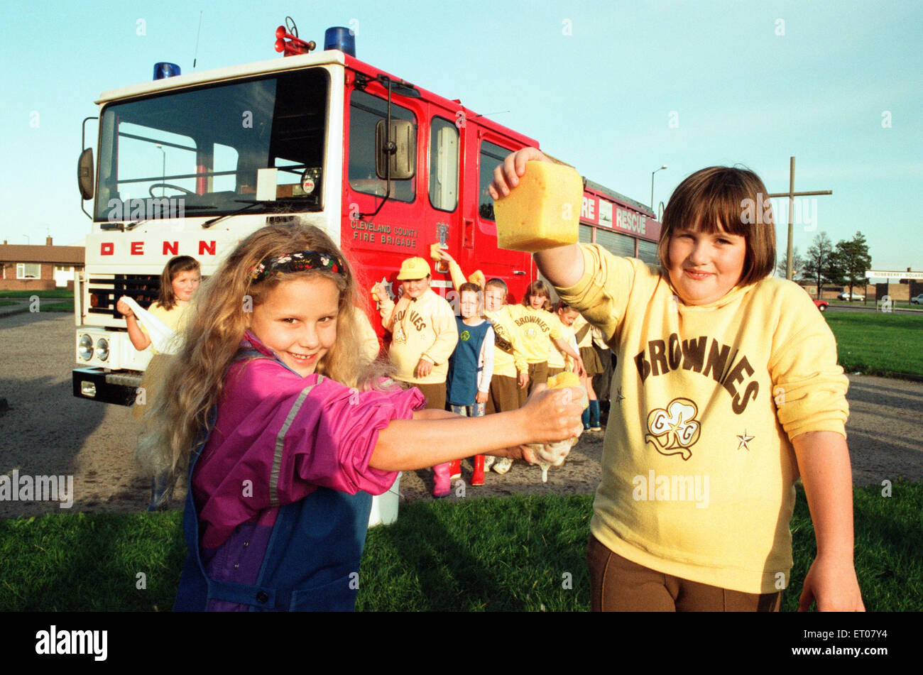 Prêt avec leurs éponges sont Ruth Laidler, 7 et Helen Evans, 9 et l'autre Brownies qui lavait un camion de pompiers, ambulance et police voiture au parking de St Hilda's, Mersey Road, Redcar, afin de recueillir des fonds pour les peuples africains de l'eau. 20 septembre 1995. Banque D'Images
