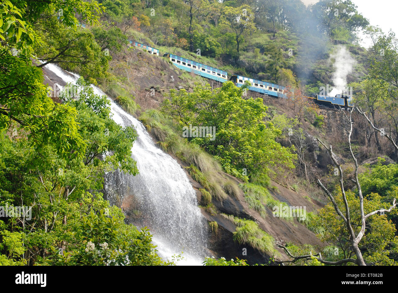 Une chute pendant la mousson près de Ooty Nilgiris ; ; ; Tamil Nadu Inde Banque D'Images