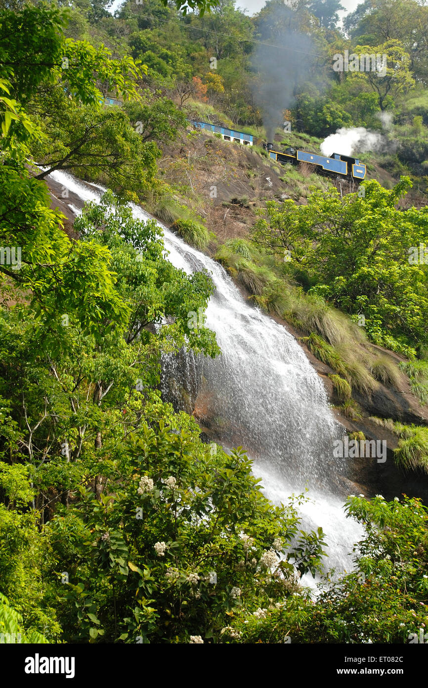 Une chute pendant la mousson près de Ooty Nilgiris ; ; ; Tamil Nadu Inde Banque D'Images