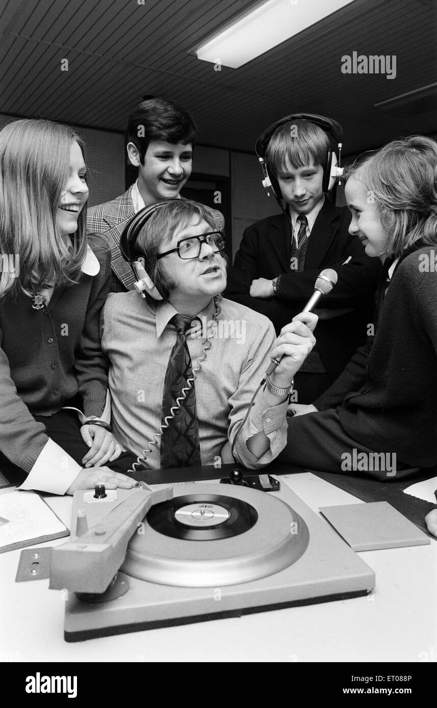 Ed Doolan Radio BRMB Disc Jockey, photographiée avec news, garçons et filles, Birmingham, 14 janvier 1975. Banque D'Images