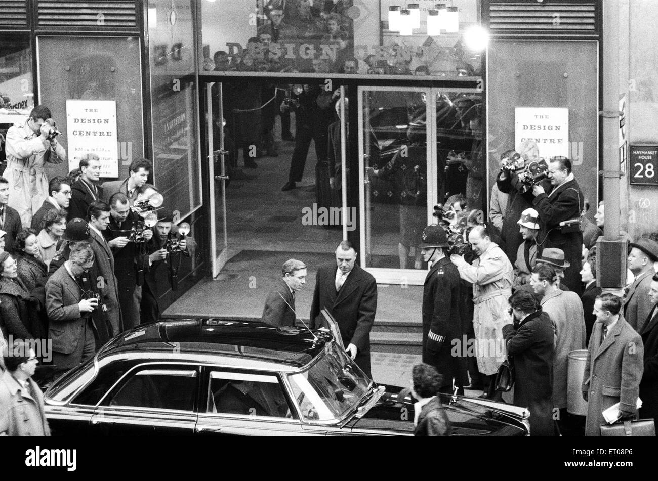 Lord Snowdon, (Anthony Armstrong Jones), commence à travailler au centre de design, 28 Haymarket, près de Piccadilly Circus, Londres. Le Centre a agi en tant que la conception du siège du Conseil, et elle a fourni le conseil de conception d'un espace public de présenter dis Banque D'Images