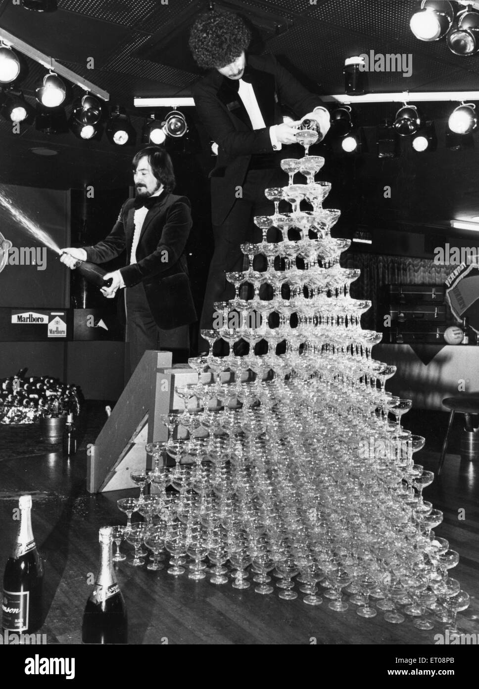 La fontaine de champagne devient pop à Rotters club de nuit à Liverpool, avec plus de 700 verres complété avec 14 litres de champagne facilement fracassant le record précédent. Notre photo montre Alex Gee de la mise à niveau de la fontaine. 20 Mars 1980 Banque D'Images