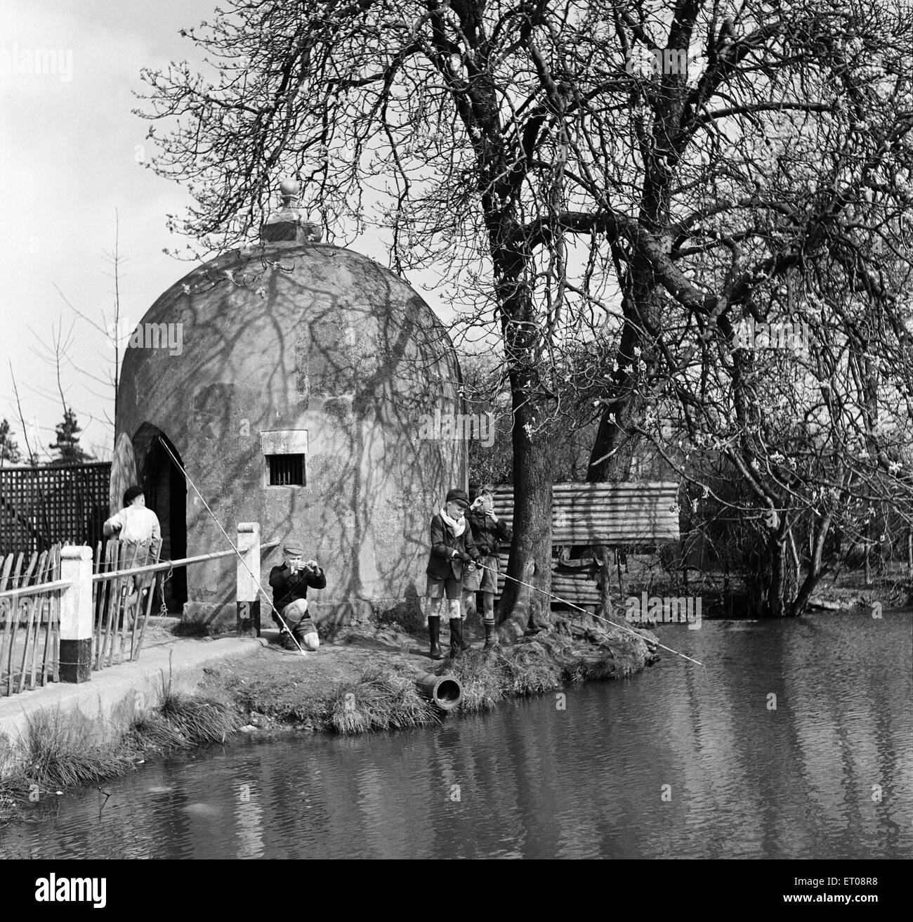 La cage et l'étang du village de Shenley, Hertfordshire. La Cage, aussi connu comme un "lock-up" d'un bâtiment en forme de dôme qui servait de prison temporaire pour les personnes accusées d'infractions dans le village. Circa 1950. Banque D'Images