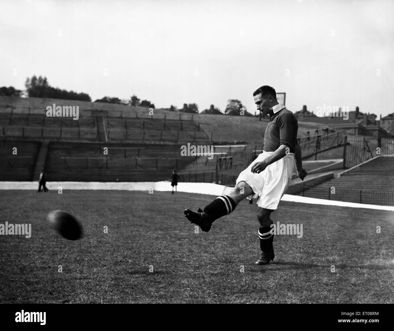 Footballeur George Tadman Charlton Athletic en action pendant une session de formation à la vallée. 1er septembre 1938. Banque D'Images