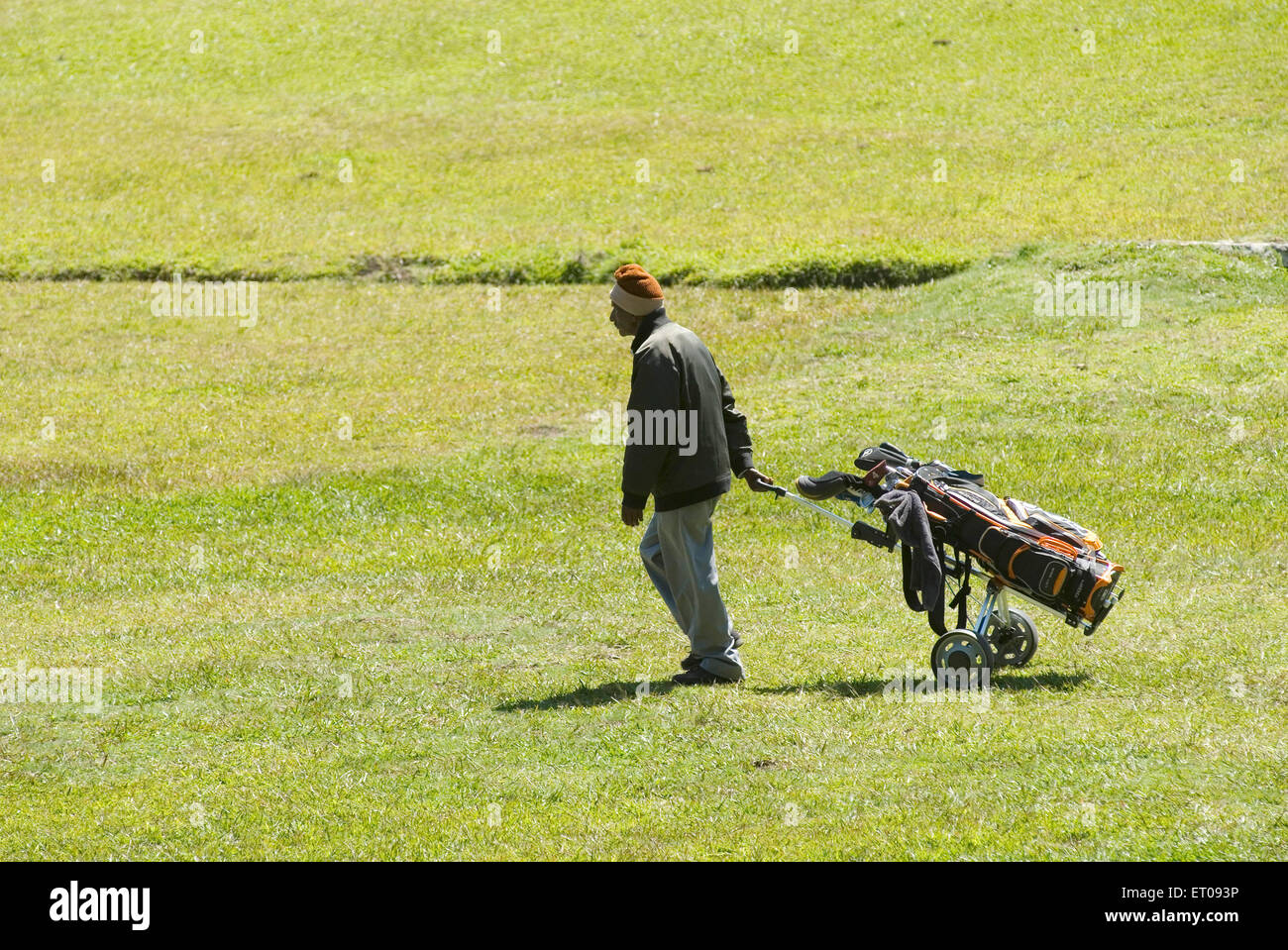 Caddy avec caddie au club de golf Kodaikanal , Kodai , Kodaikanal , station de colline , district de Dindigul , Palani Hills , Tamil Nadu , Inde , Asie Banque D'Images