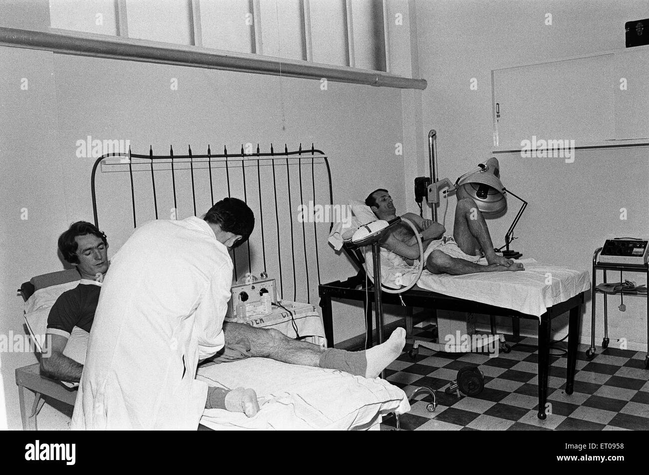 Formation de l'équipe de Leicester City. Len Glover et Peter Rodrigues dans la salle de traitement. Le 13 mai 1969. Banque D'Images