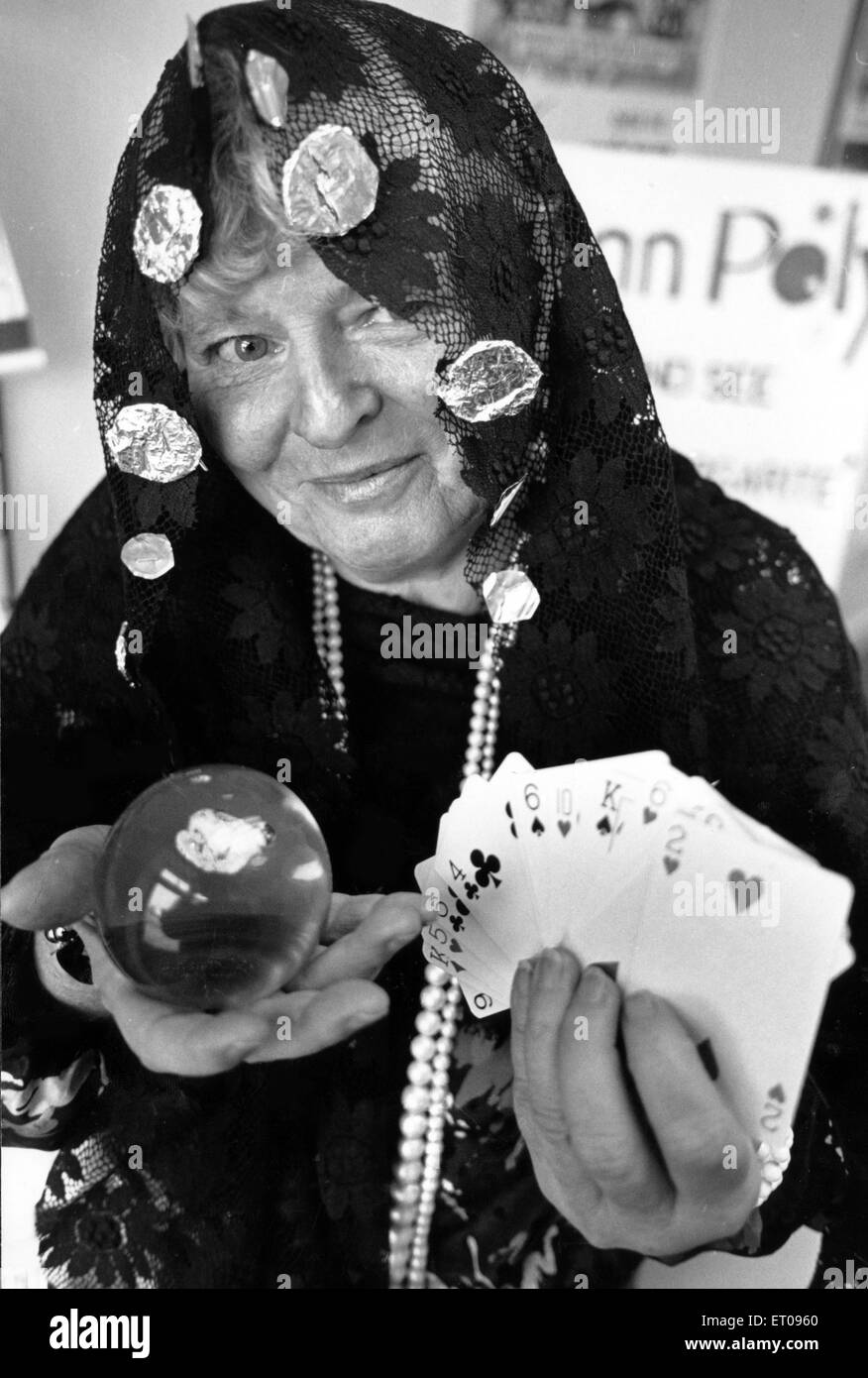 Rencontrez Gypsy Magarite, qui a été très occupé à prédire l'avenir des gens de sa base à l'Lunn-Poly travel shop en Eston High Street. La boule de cristal de Margarite cependant n'est qu'un poids du papier et son vrai nom est Margaret Evans, ancien manager de la boutique, qui s'habillait jusqu'à recueillir de l'argent pour Comic Relief. 3e février 1989. Banque D'Images