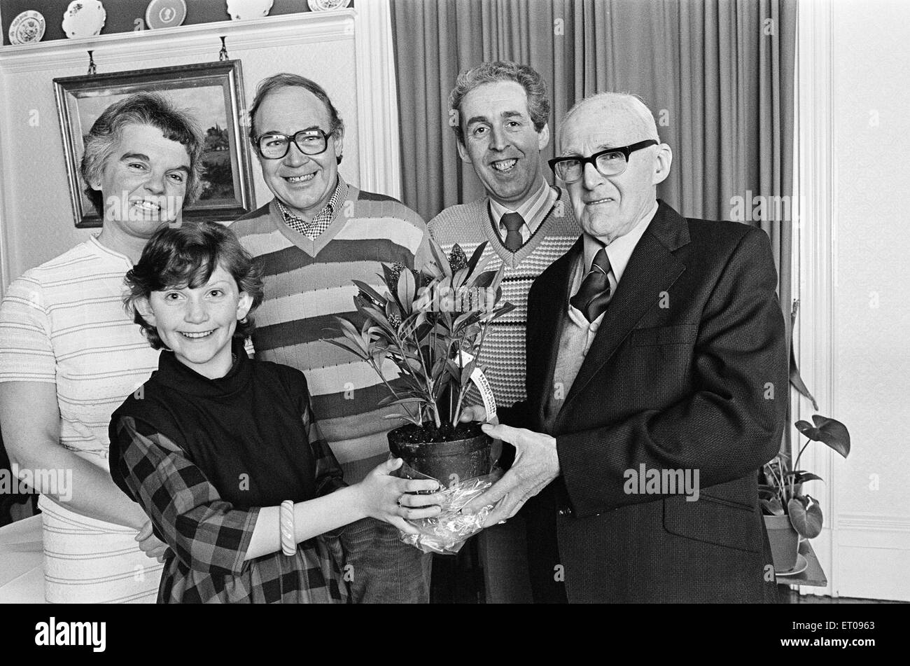 James Hirst, 84 ans, prend sa retraite après plus de 70 ans comme choriste à l'église paroissiale de Kirkheaton, vendredi 8 février 1985. M. Hirst a rejoint le choeur de 6, et n'a guère manqué d'une pratique ou d'un service depuis. Il était presentedwith les plantes de jardin et jardin bons cadeau par ses collègues choristes. La présentation a été à l'accueil de Jeanne Gorton, qui a chanté avec la chorale pendant 14 ans. Sur la photo (l-r), Jennifer Thompson âgés de 11 ans et le plus jeune membre de la chorale, Joan Gorton, Duncan Binns, Derek Sheldon & James Hirst. Banque D'Images