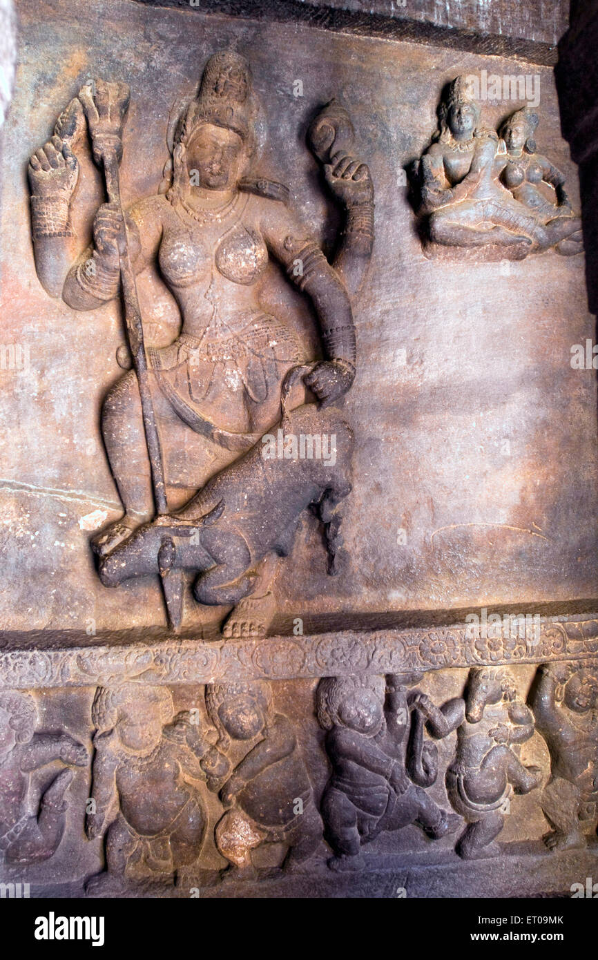 Durga Mahishasuramardini piétinement le démon buffle sculpture dans une grotte à Badami ; Karnataka Inde ; Banque D'Images