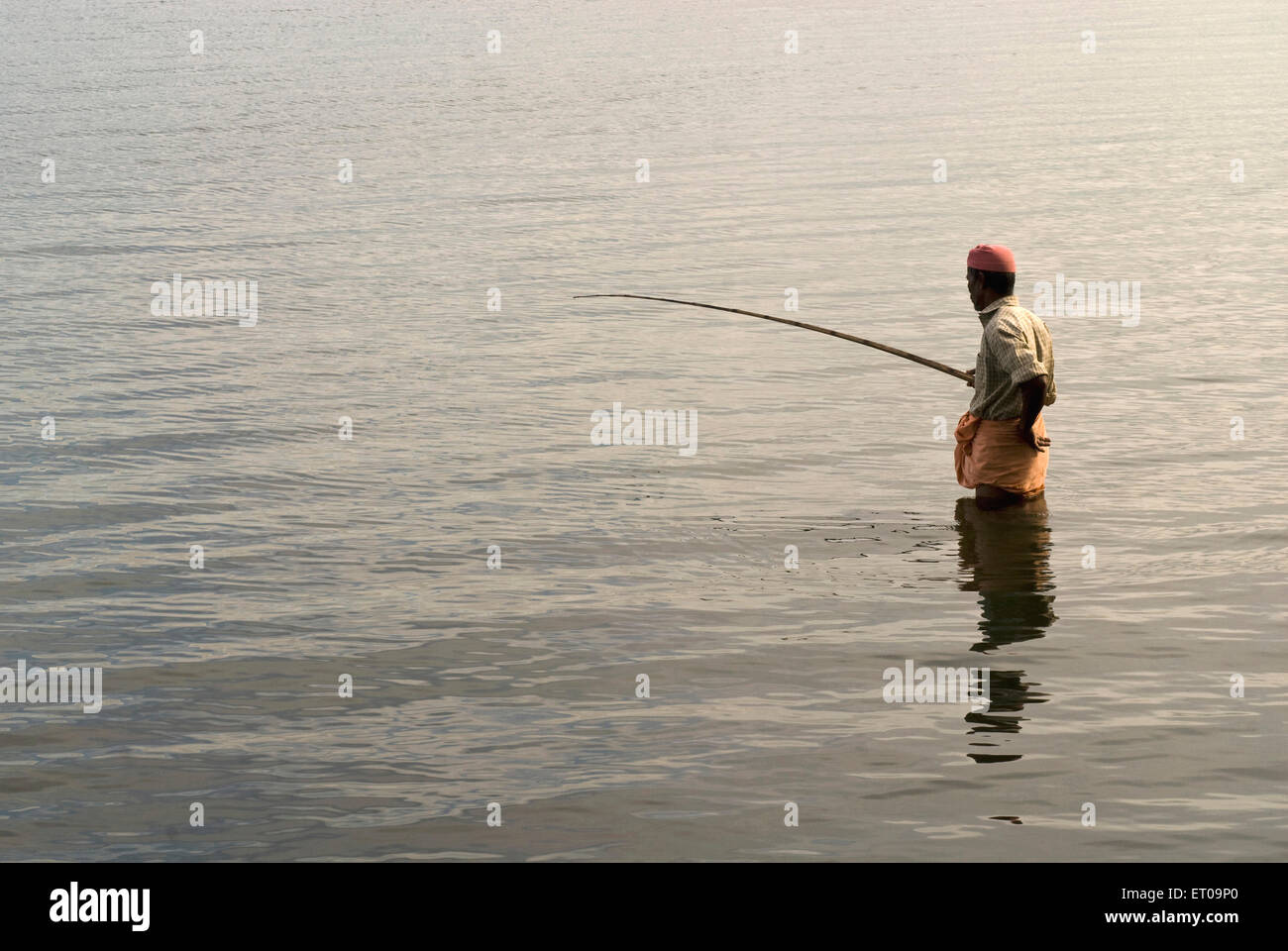 Homme pêchant avec canne à pêche dans les eaux de fond , Alapuzha , Alapuzha , Alleppey , Kerala , Inde , asie Banque D'Images