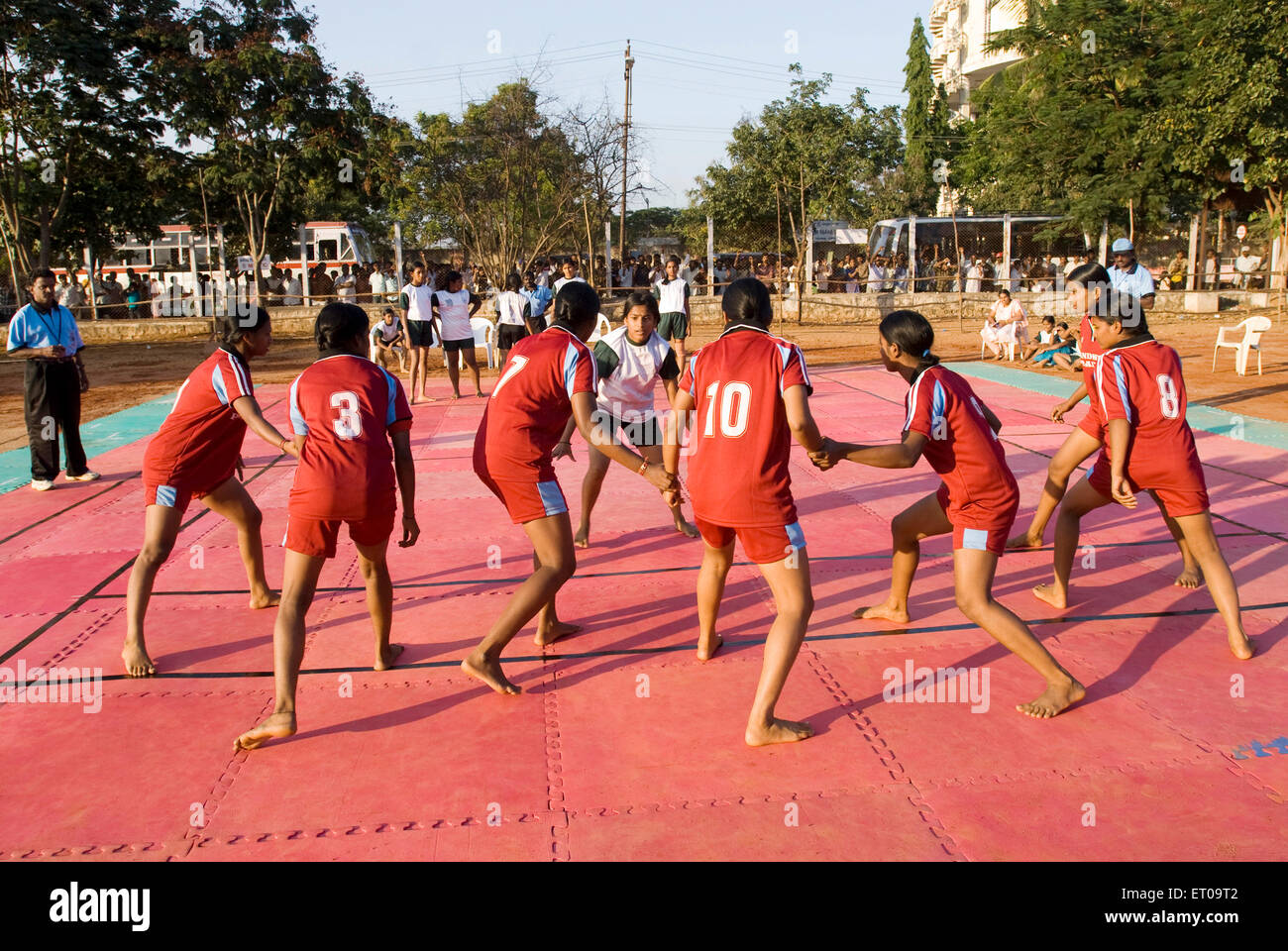 Filles jouant à Kabadi jeu ; contacter sport d'équipe ; Coimbatore ; Tamil Nadu ; Inde ; Asie Banque D'Images