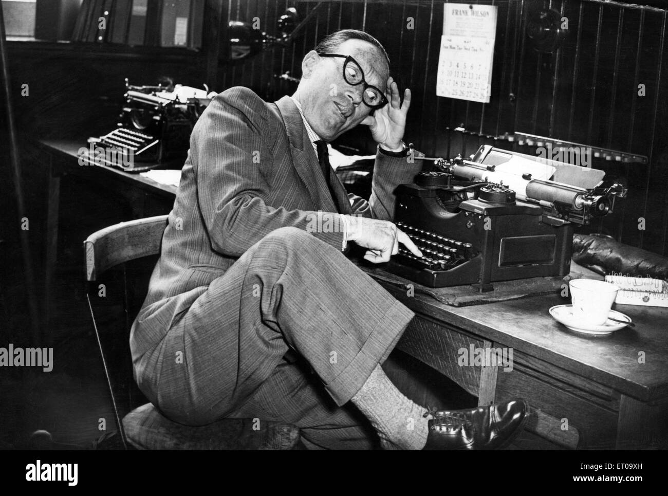 Arthur Askey CBE (6 juin 1900 - 16 novembre 1982), humoriste et acteur. Photo de son ancien bureau, où il travailla comme commis pour Liverpool Corporation, Département de l'éducation, 28 mai 1948. Banque D'Images