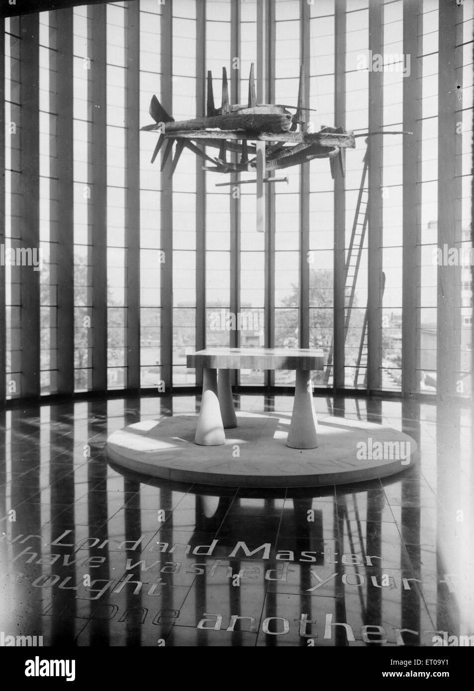 La chapelle de l'industrie, également connu sous le nom de la chapelle du Christ serviteur vue ici comme les finitions sont faites à la nouvelle cathédrale de Coventry. Circa Avril 1962 Banque D'Images