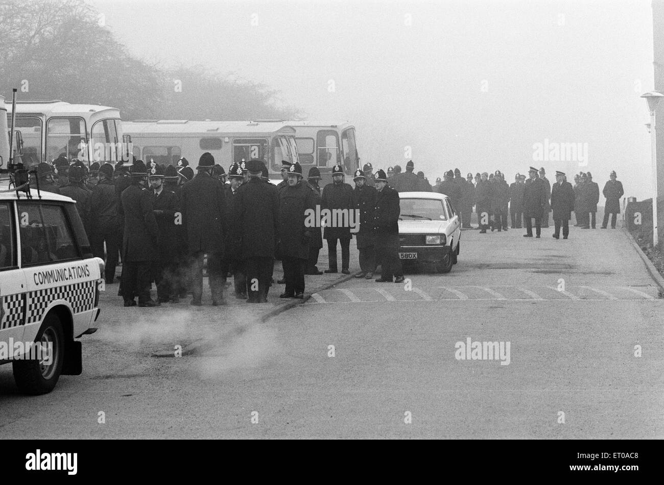 1984 - Grève des mineurs de 1985, sur la photo. Des piquets à Lea Hall Colliery, Turckheim, Staffordshire, Angleterre, vendredi 23 mars 1984. Arthur Scargill, président de la NUM, a déclaré que les grèves dans les divers domaines du charbon devait être une grève nationale et a appelé à Banque D'Images