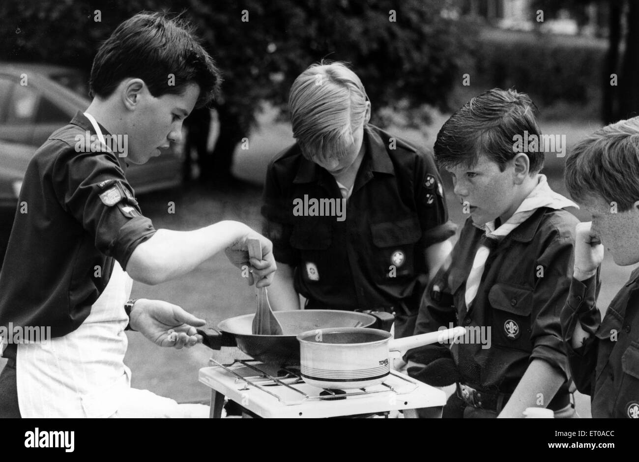 Tout comme les mamans la cuisson, ces artistes culinaires à partir de la 5e troupe scoute Guisborough prennent part à l'Est de la viande britannique Districts Cleveland Scout Camp Concours culinaire, le 18 juin 1988. Banque D'Images