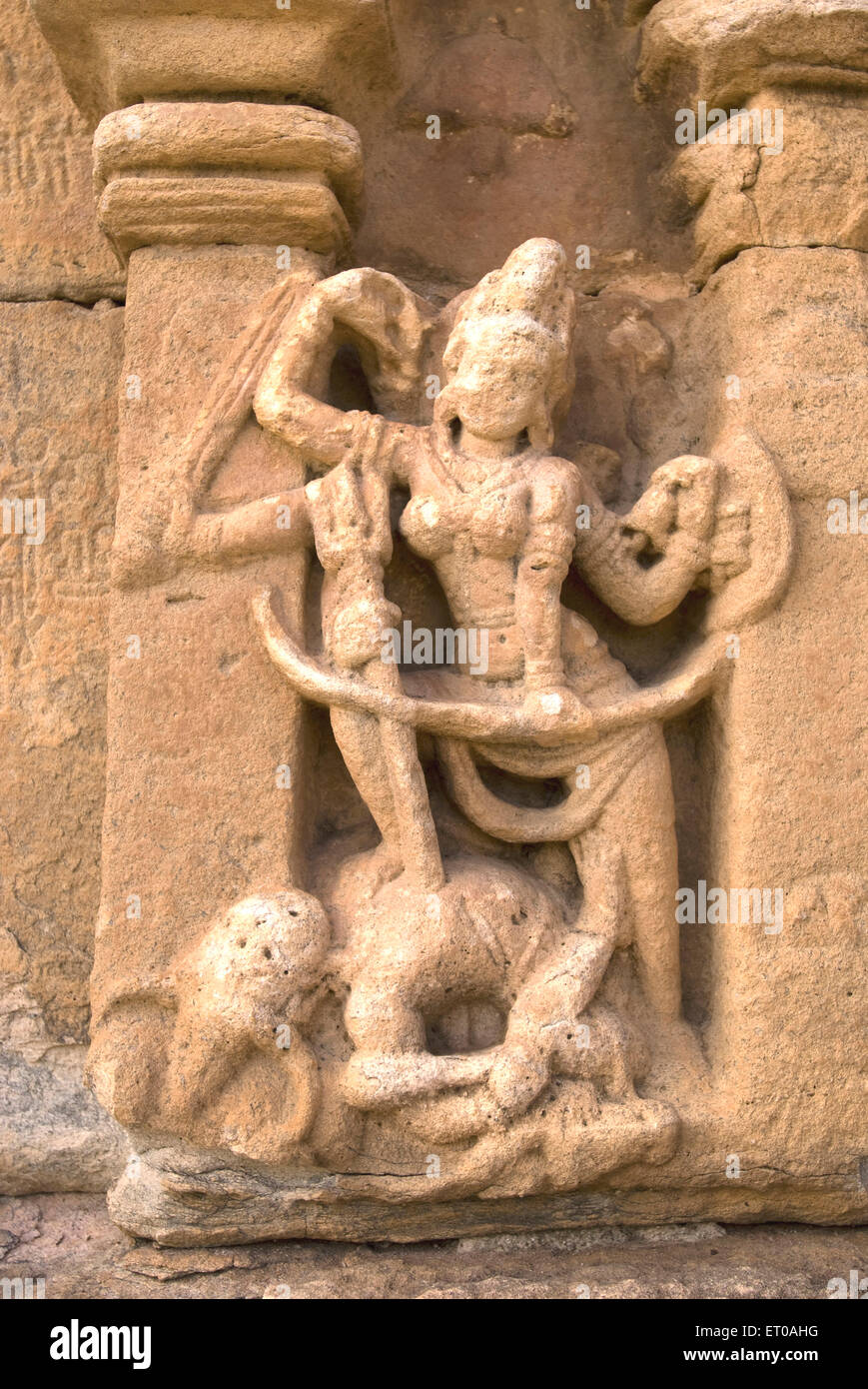 Durga Mahishasuramardini buffalo ; piétinement démon sculptures Papanatha Mukteswara Karnataka ; Pattadakal temple Banque D'Images