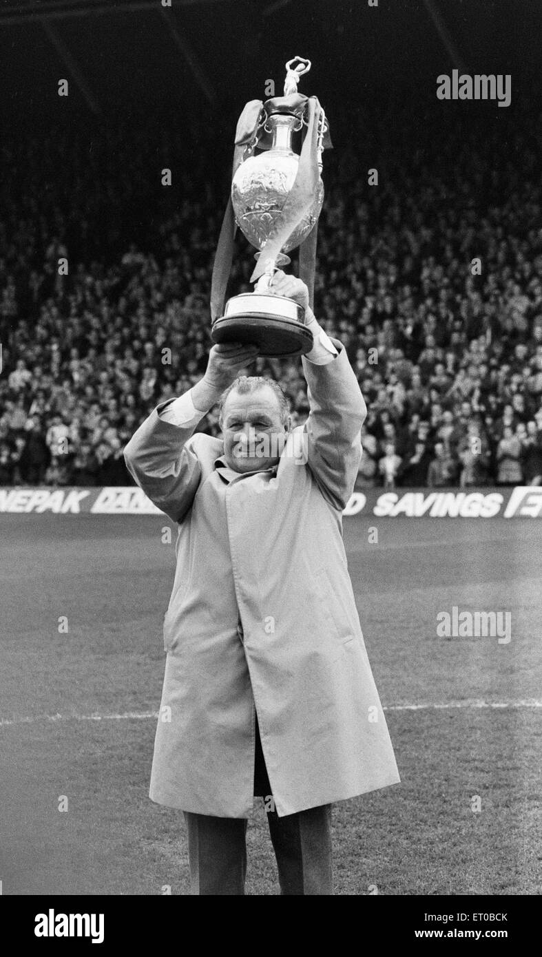 Division de la Ligue anglaise un match à Anfield. 1 Liverpool Aston Villa v 1. Manager de Liverpool Bob Paisley détient le trophée du championnat de la Ligue en altitude que le club gagne le titre à Anfield dans sa dernière saison jamais en charge du club. 7e mai 1983. Banque D'Images