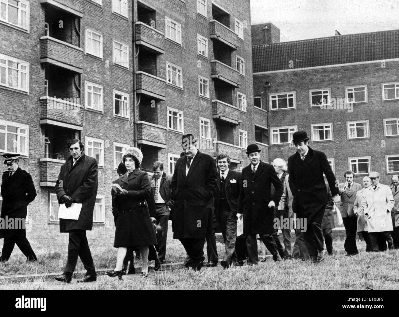 Le juge et le jury dans le procès pour meurtre en cours à la Crown Court Newcastle visiter le spot à Knott appartements où le corps de Gary Shields a été trouvé. 29 janvier 1975. Banque D'Images