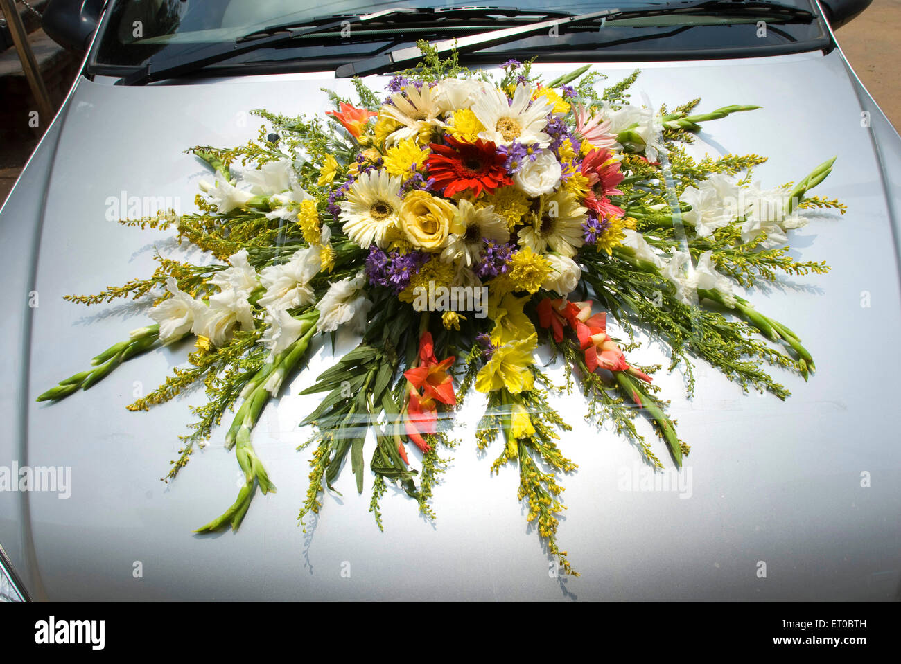 Bouquet de fleurs de mariage sur la décoration de capot de voiture