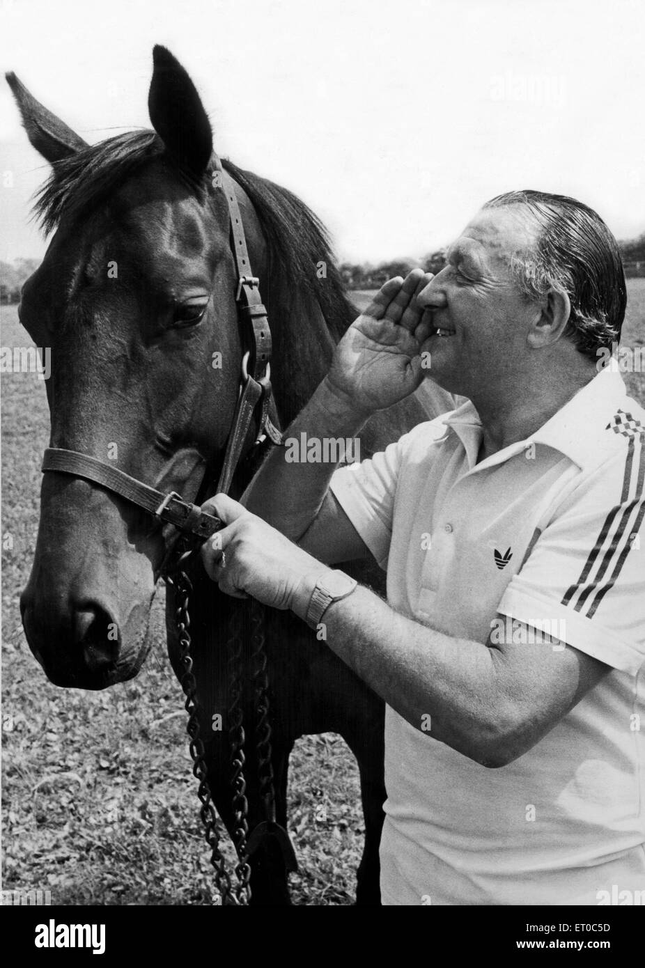 Manager de Liverpool Bob Paisley photographié à l'écurie de son ami Frank Carr à Malton, Yorkshire. On le voit ici avec 'cheval de frapper le Deck". 10 juillet 1979. Banque D'Images